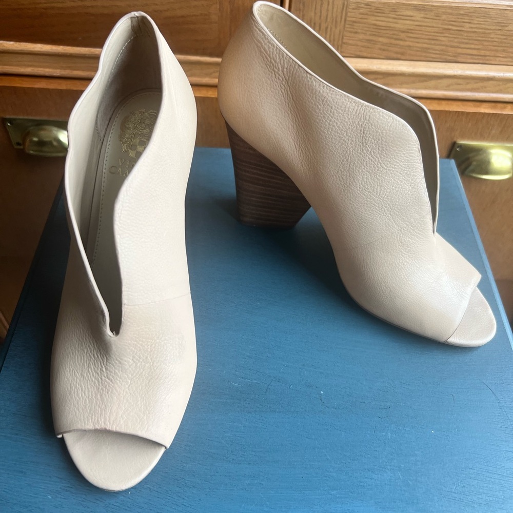 VINCE CAMUTO Open toe bootie.